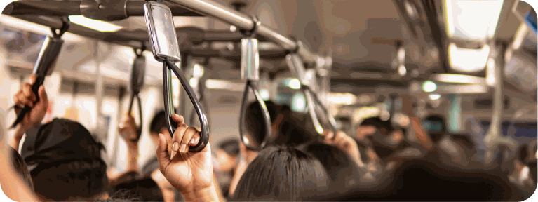 Ônibus lotado representando a hospedagem compartilhada